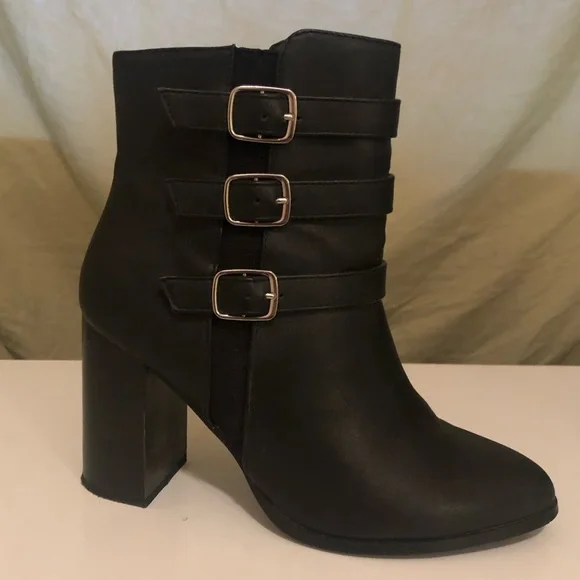 Forever 21 Black chunky heel ankle boot with buckles - Picture 2 of 7